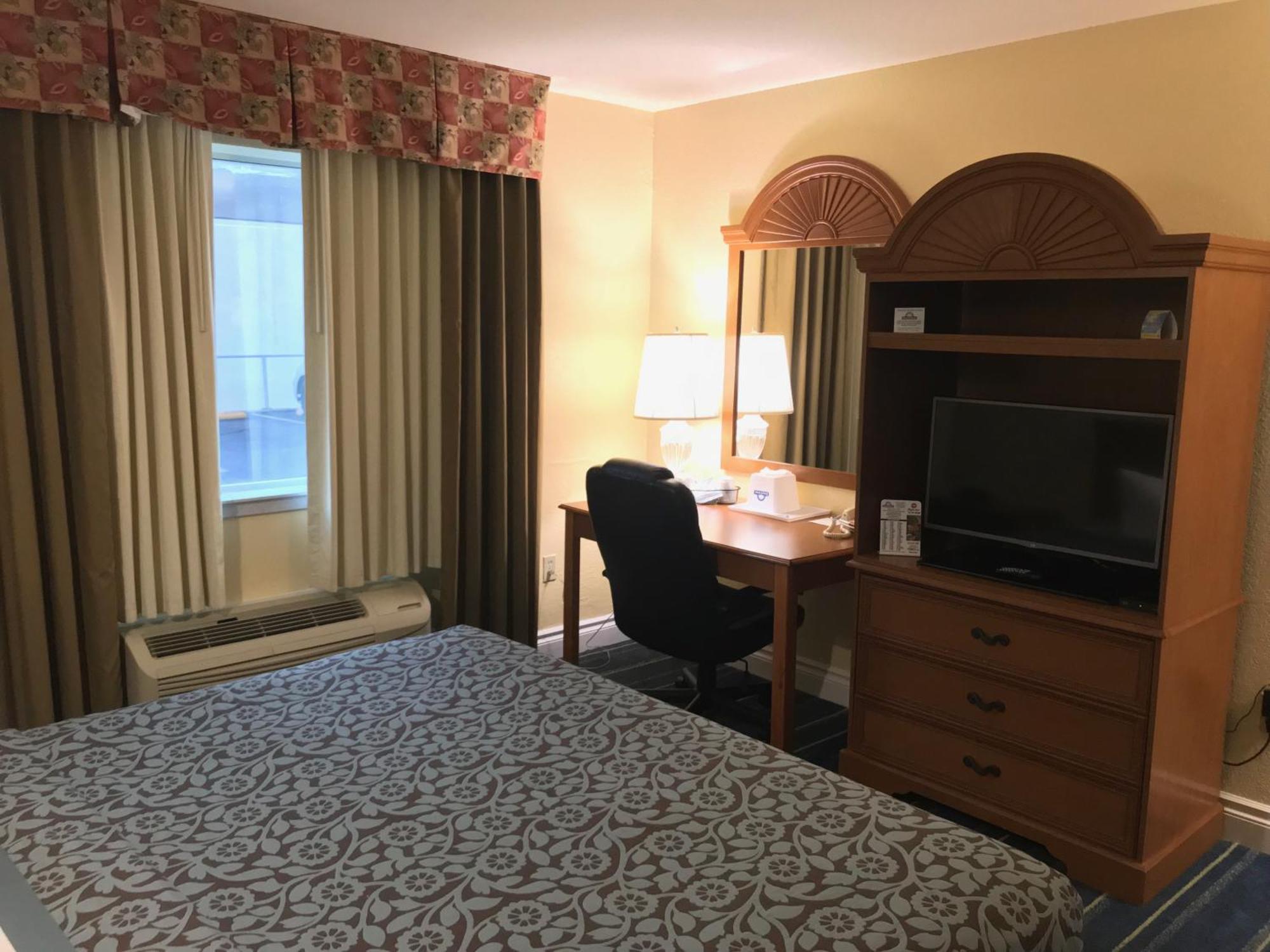 King Room Roll Shower Mobility or Hearing Accessible Non-Smoking