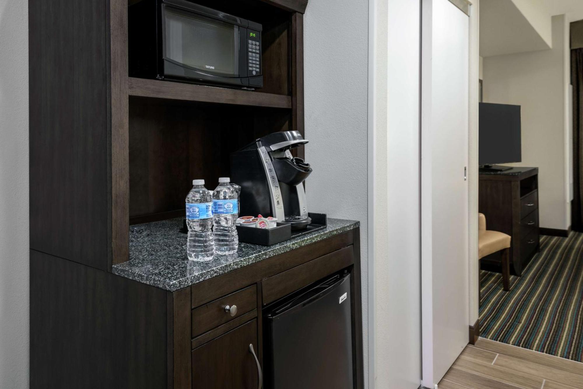 One-Bedroom King Suite Hearing Access