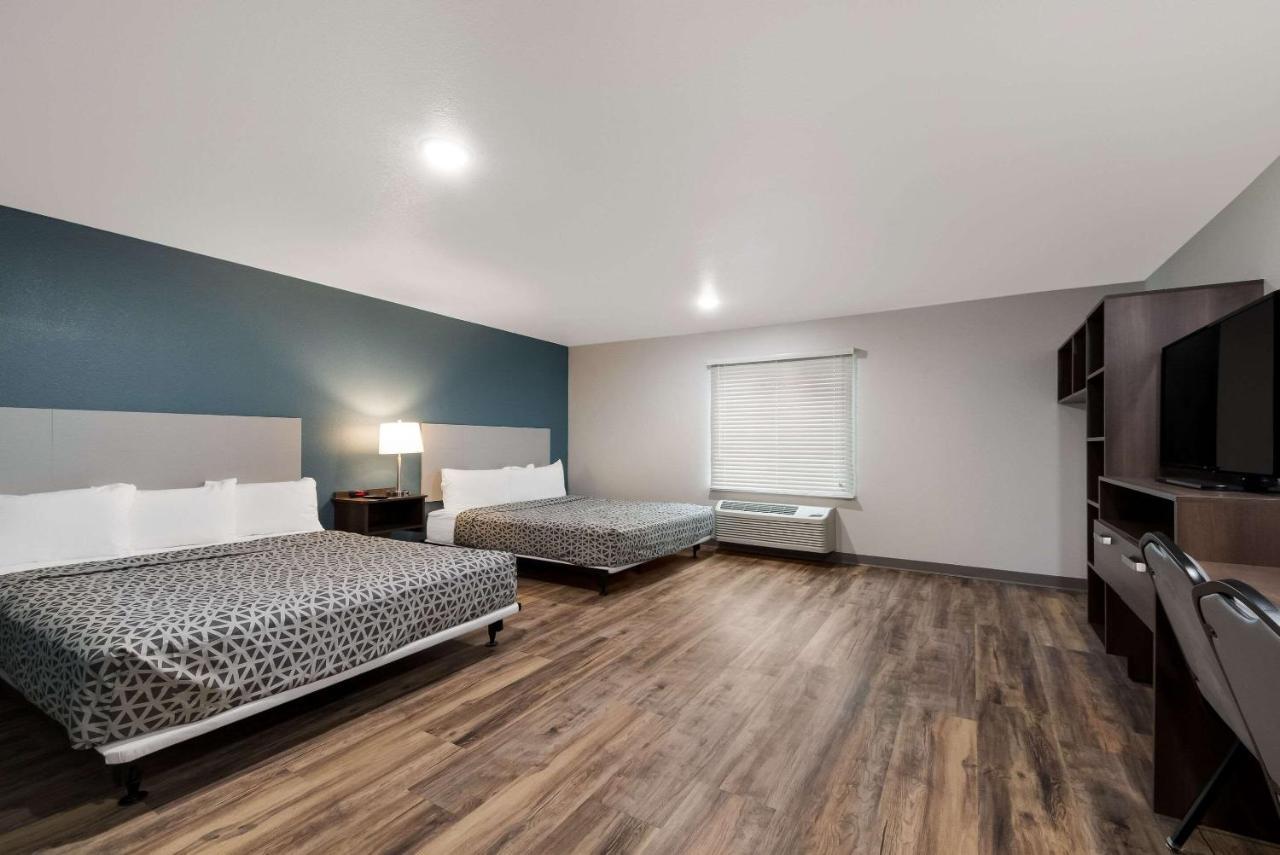 Queen Suite Two Queen Beds Tub Disability Access or Non Smoking