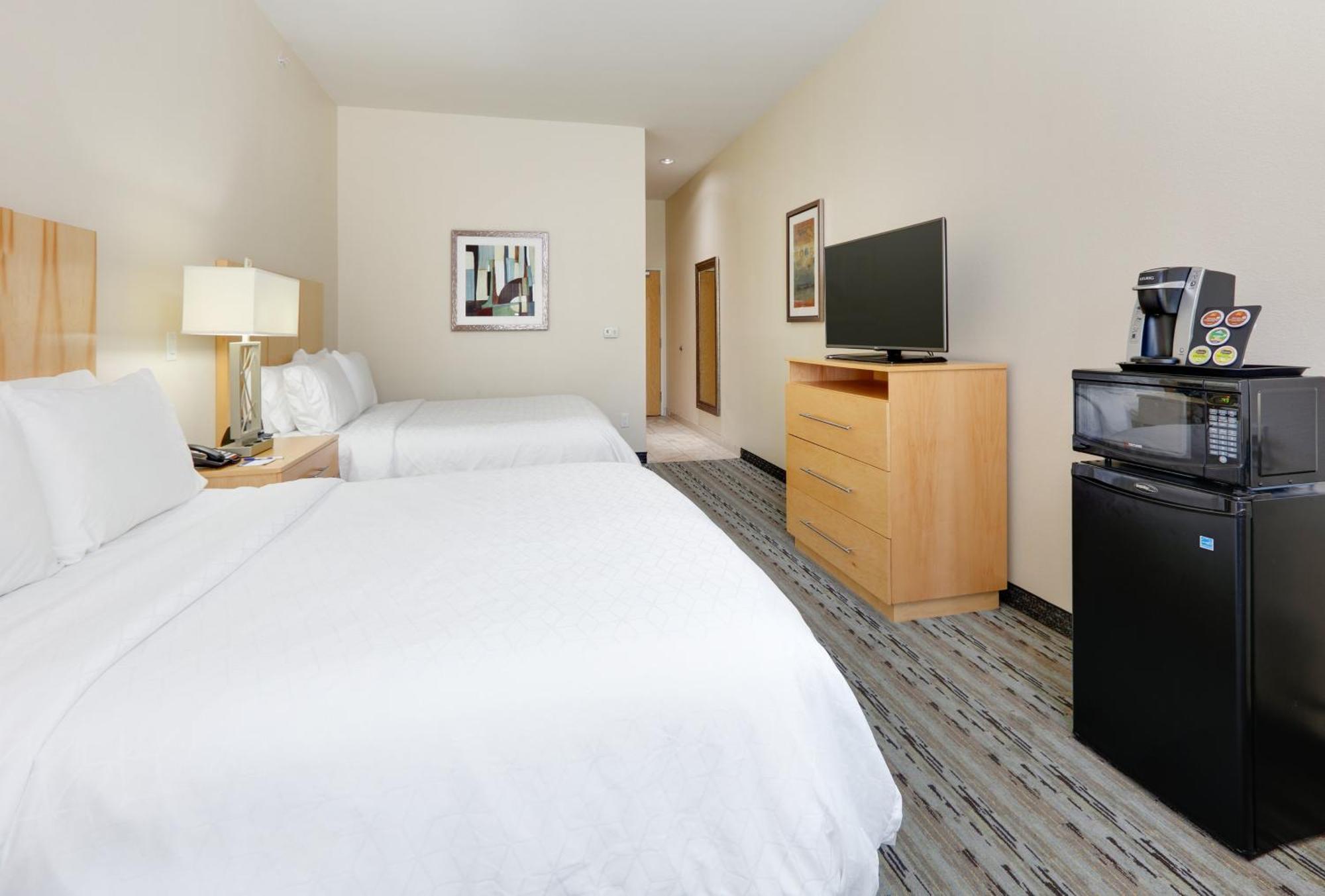 Queen Suite Two Queen Beds Sofa Bed Extra Floor Space