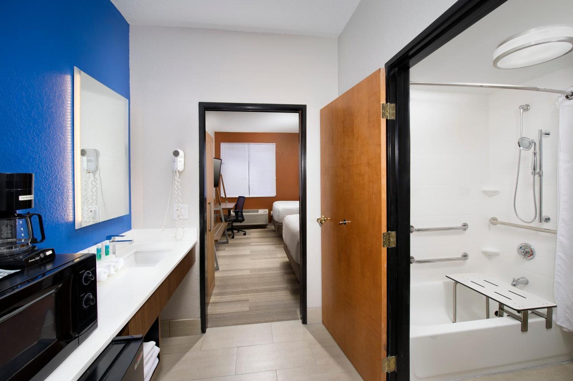 Suite Mobility Accessible Tub Non-Smoking