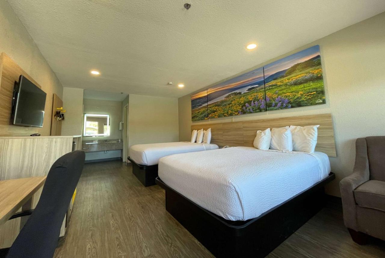 Queen Room with Two Queen Beds - Non-Smoking,66586498:JPEG