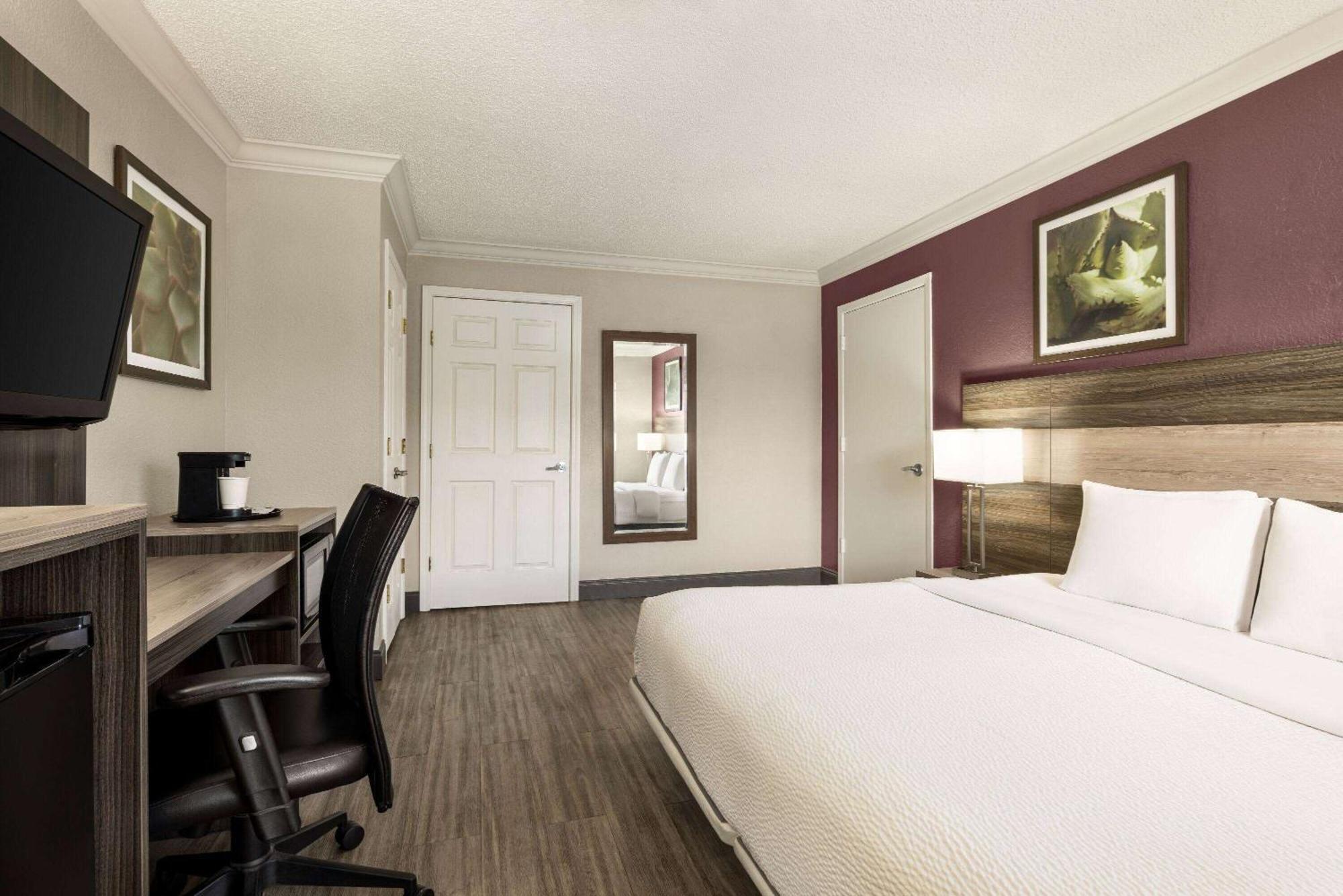 King Suite Non-Smoking