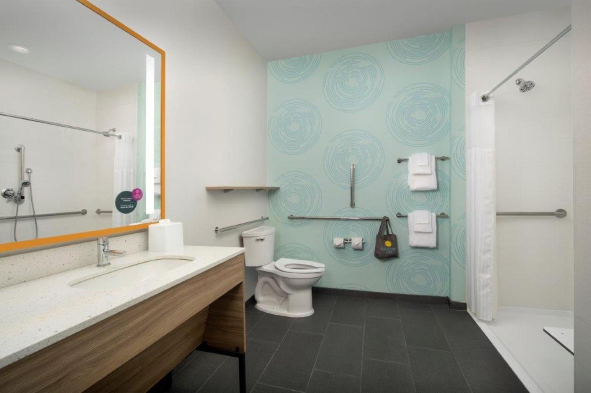 King Room Bath Tub Mobility Hearing Access