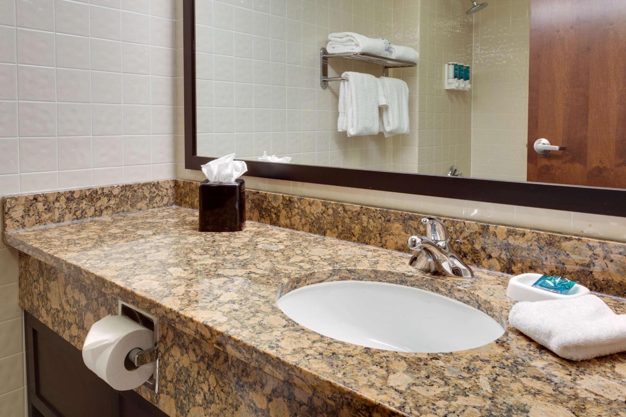 Deluxe Queen Room Two Queen Beds Accessible Tub