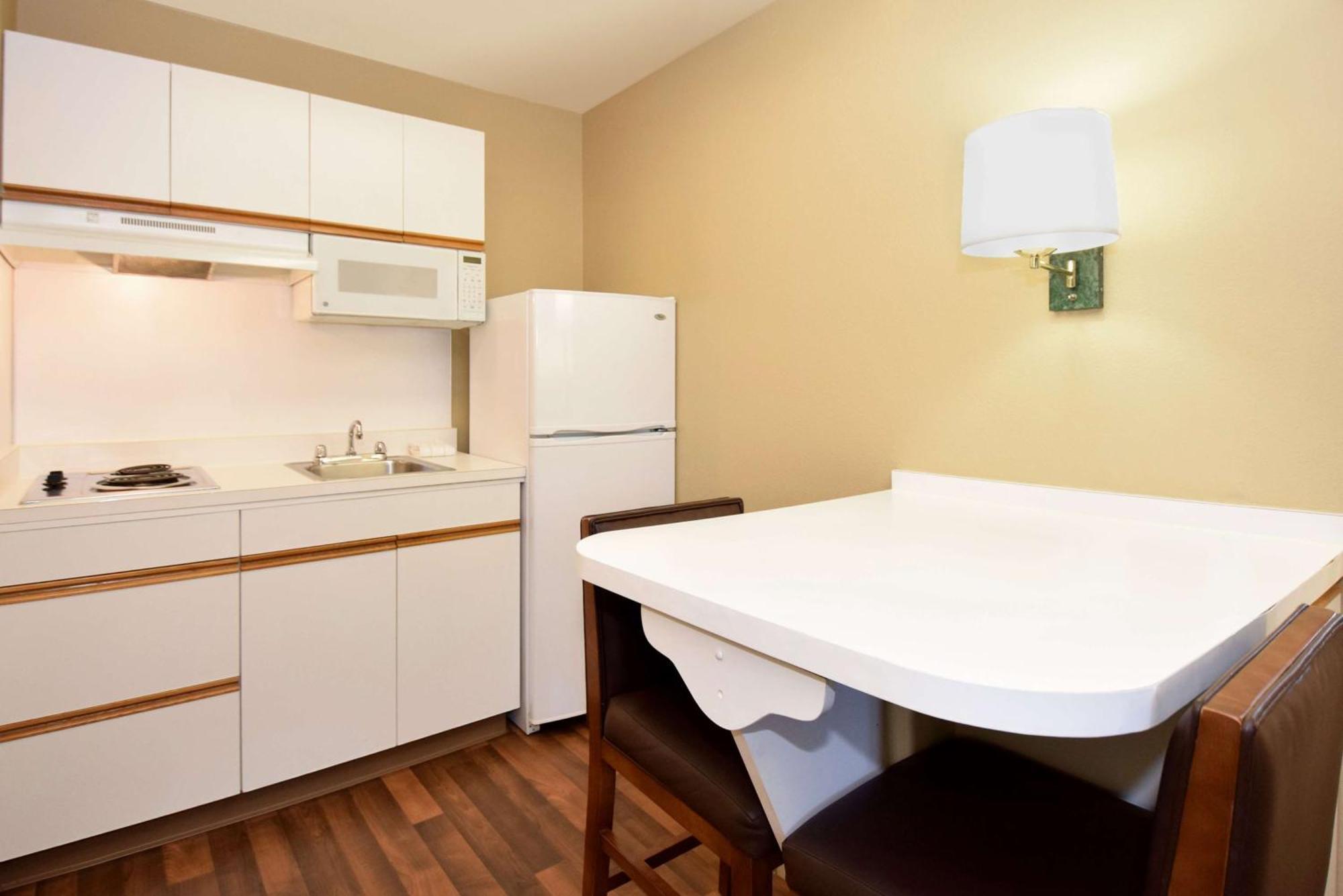 Queen studio 1 Queen Bed Disability Access or Non-Smoking