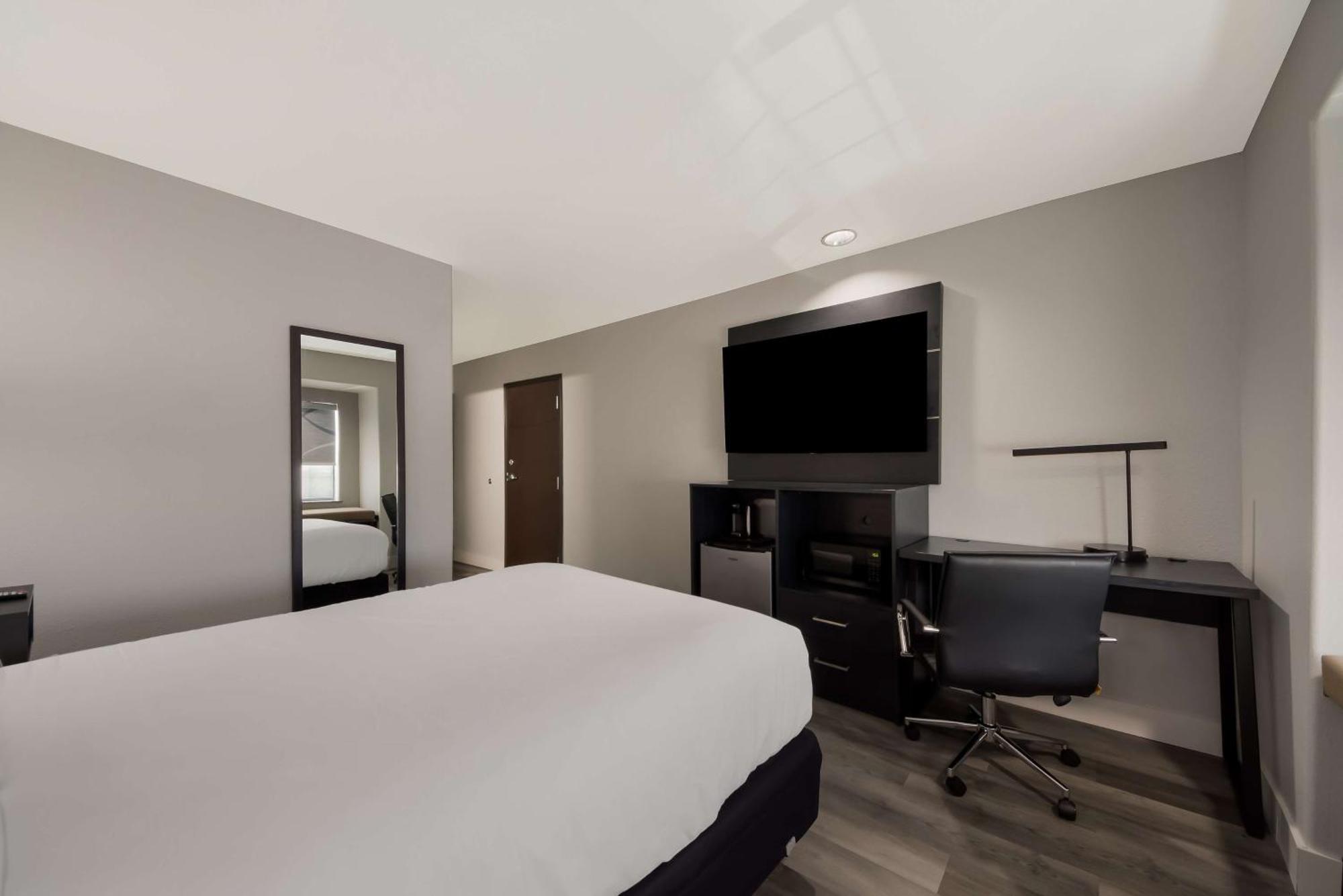 Double Room Bath Tub Disability Access or Non-Smoking