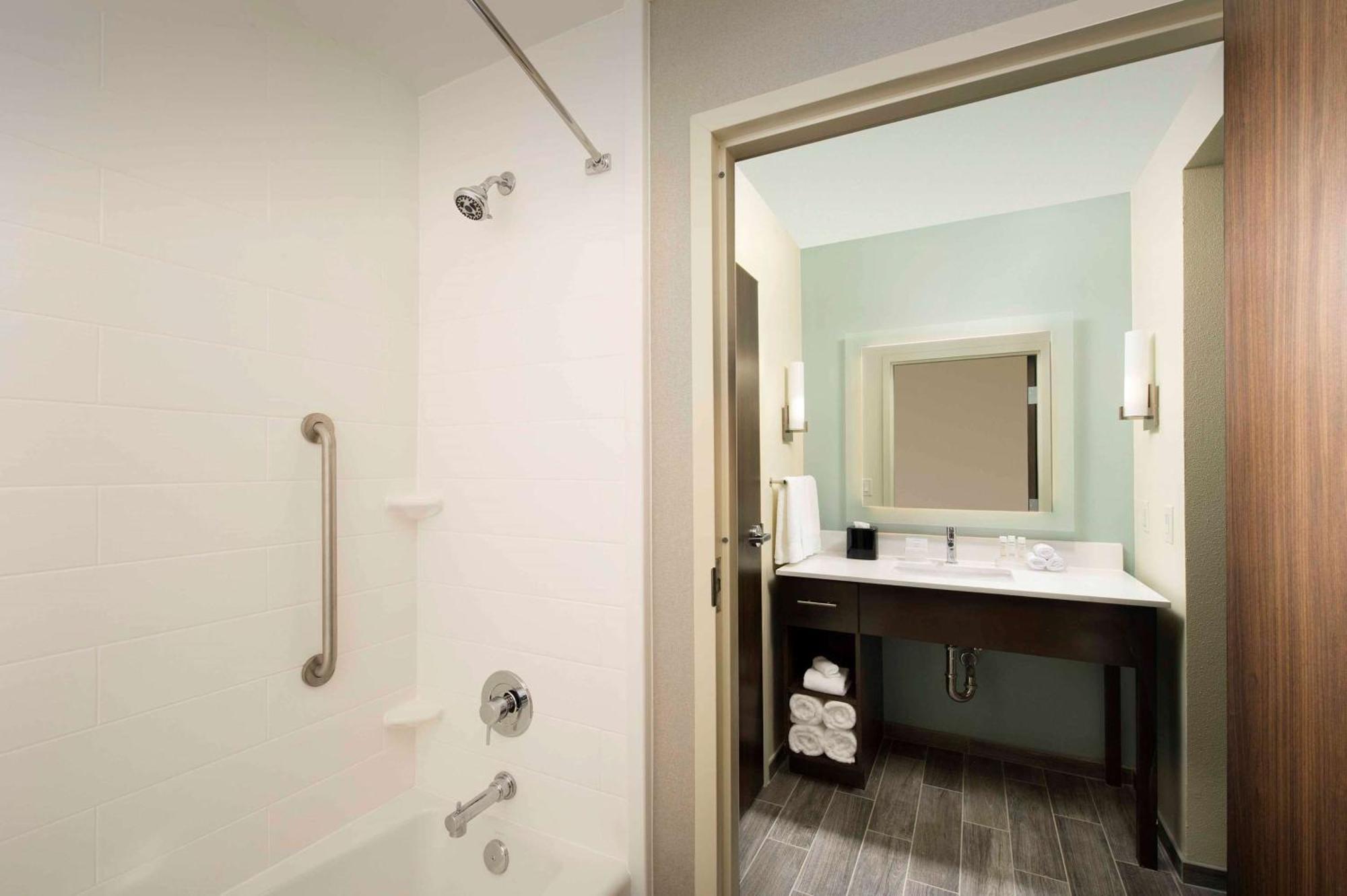 King Studio Roll Shower Mobility Hearing Access or Non-Smoking