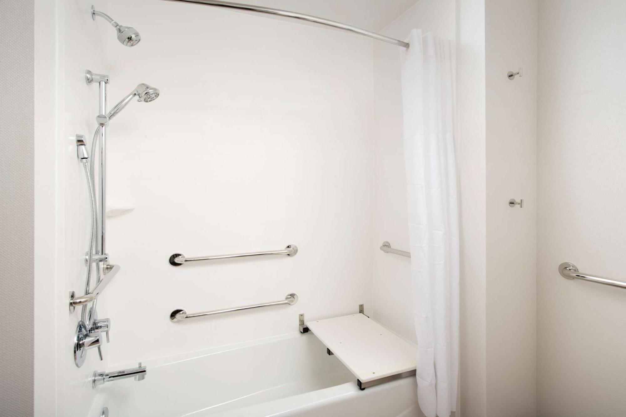 King Room with Accessible Tub - Mobility and Hearing Access/Non-Smoking