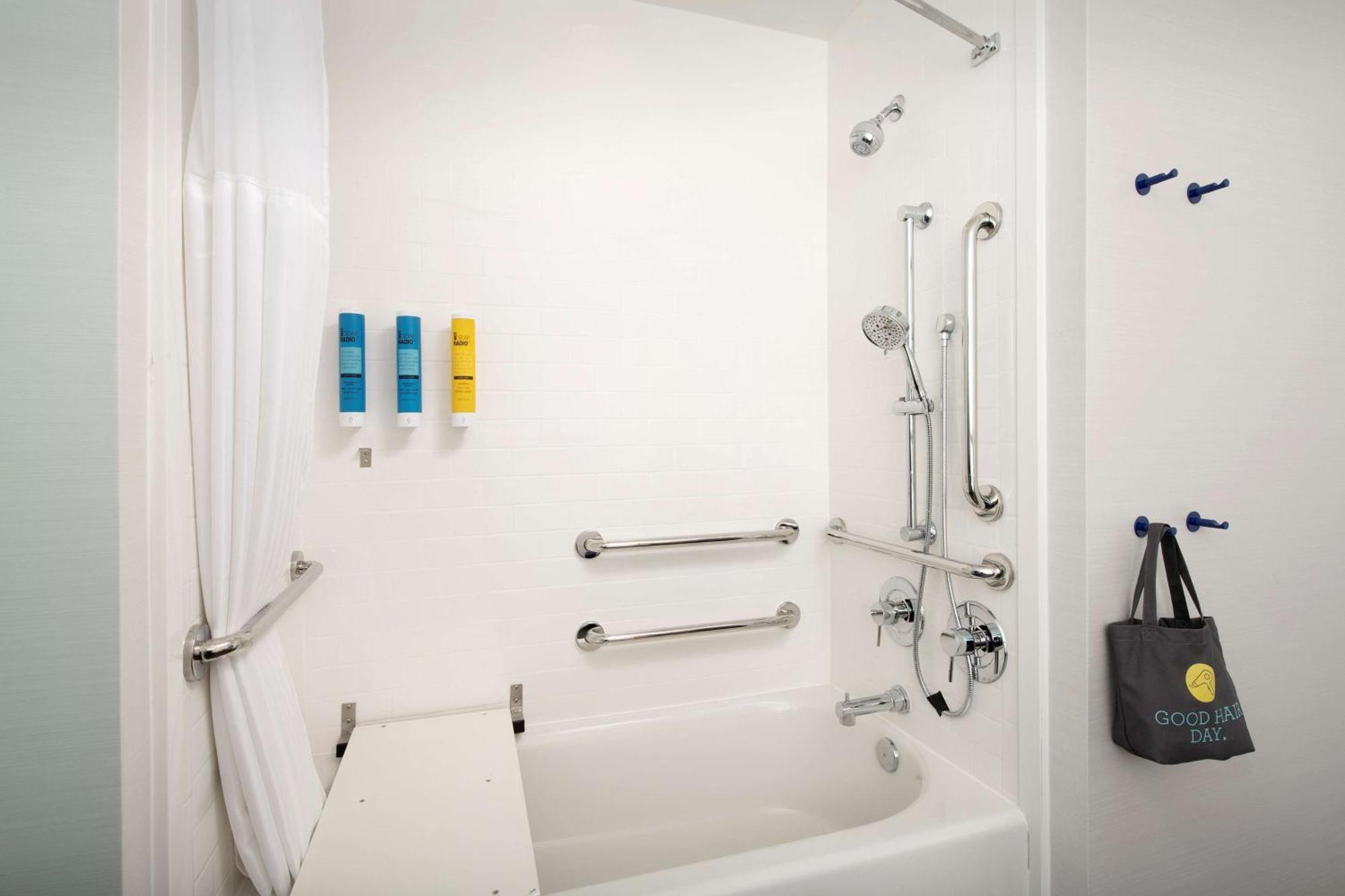 King Room Tub Hearing Accessible
