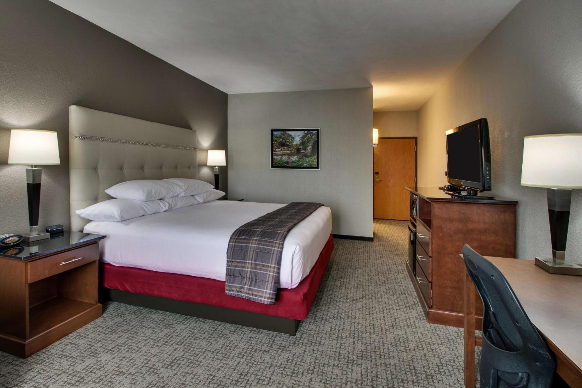 Deluxe King Room Accessible Tub