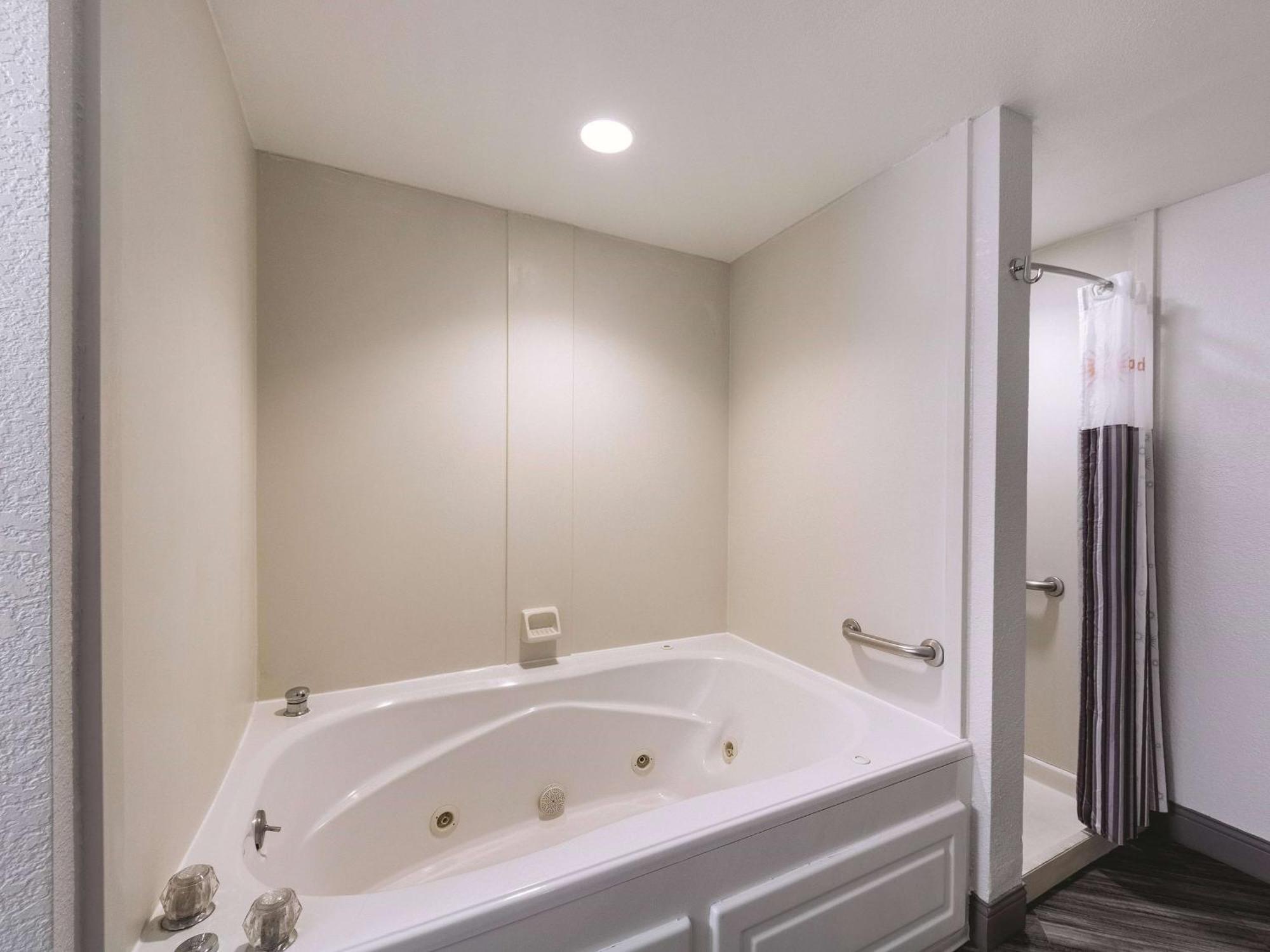 King Suite Spa Bath