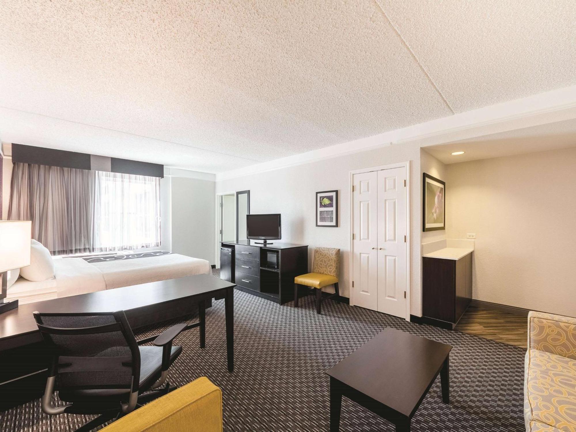 King Room Bath Tub Mobility or Hearing Accessible Non-Smoking