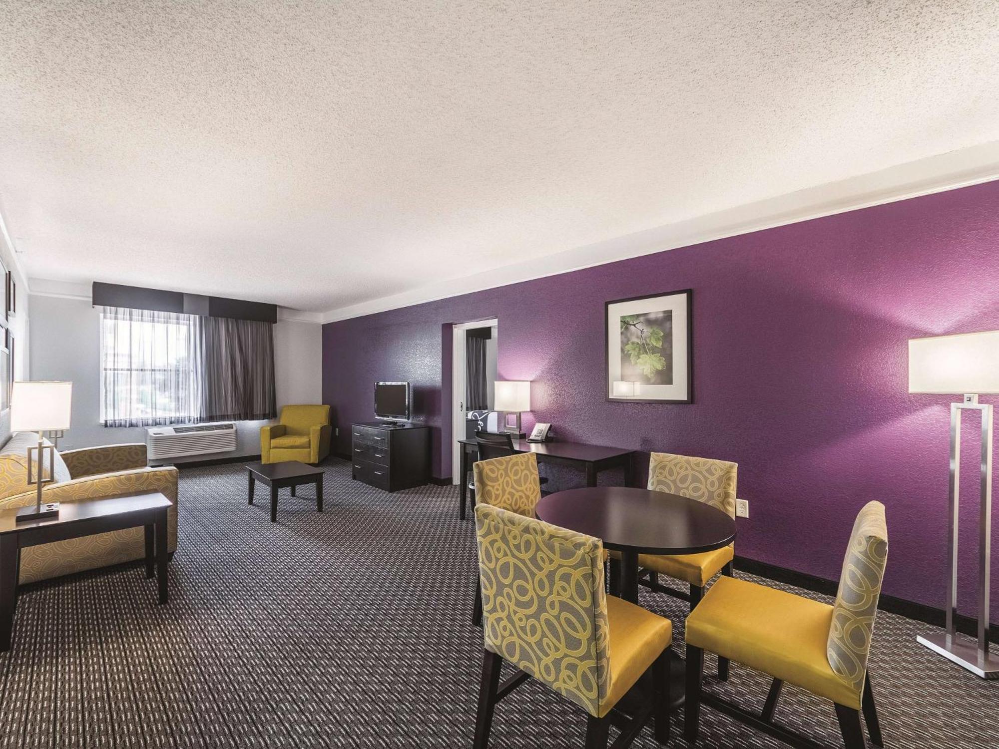 Deluxe King Suite