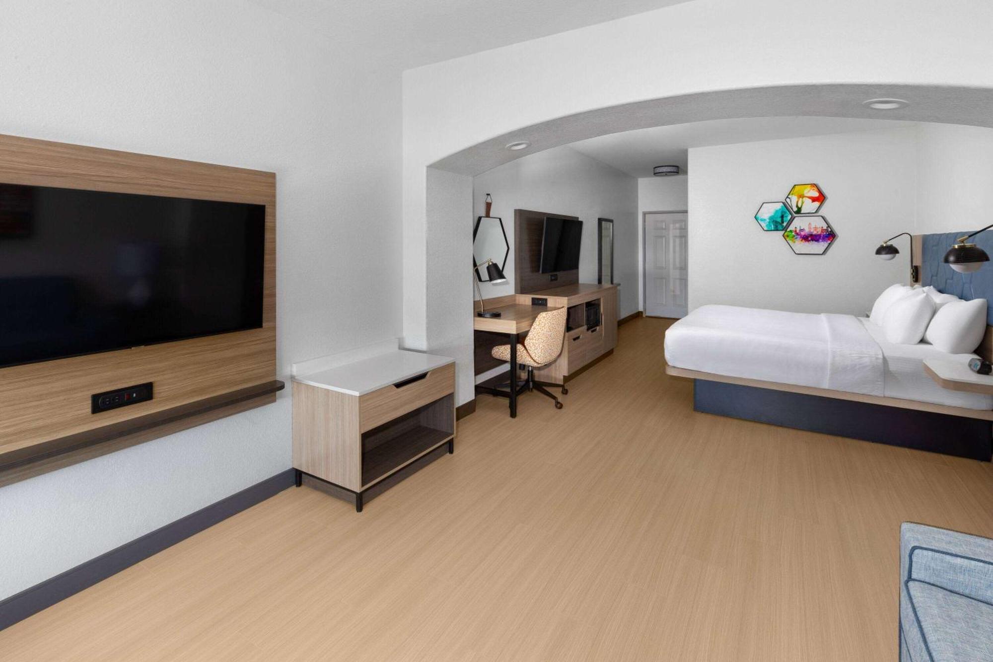 Executive King Room Roll Shower Mobility or Hearing Accessible Non-Smoking,1714460393:JPEG
