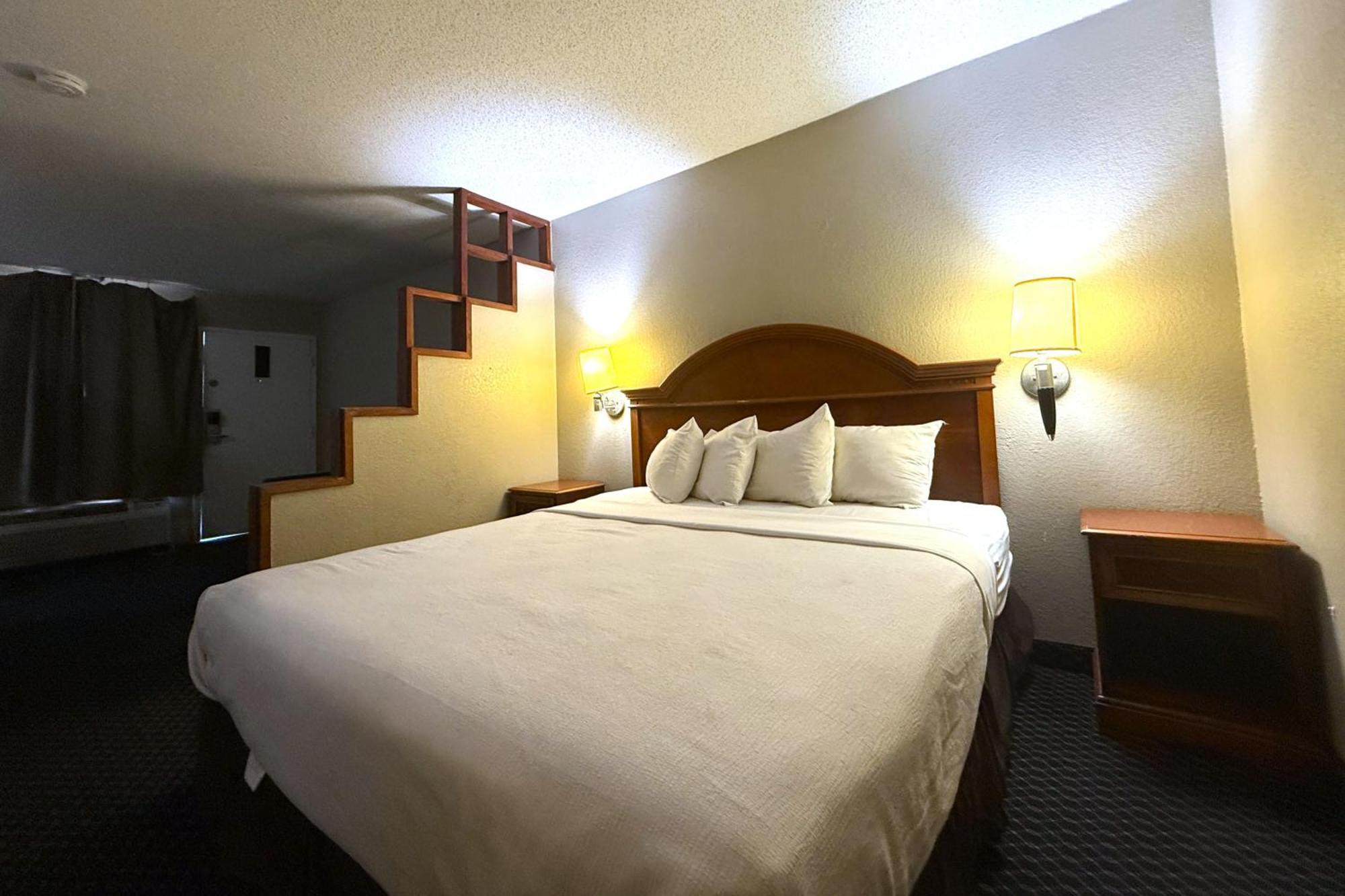 King Bed Smoking Kitchenette