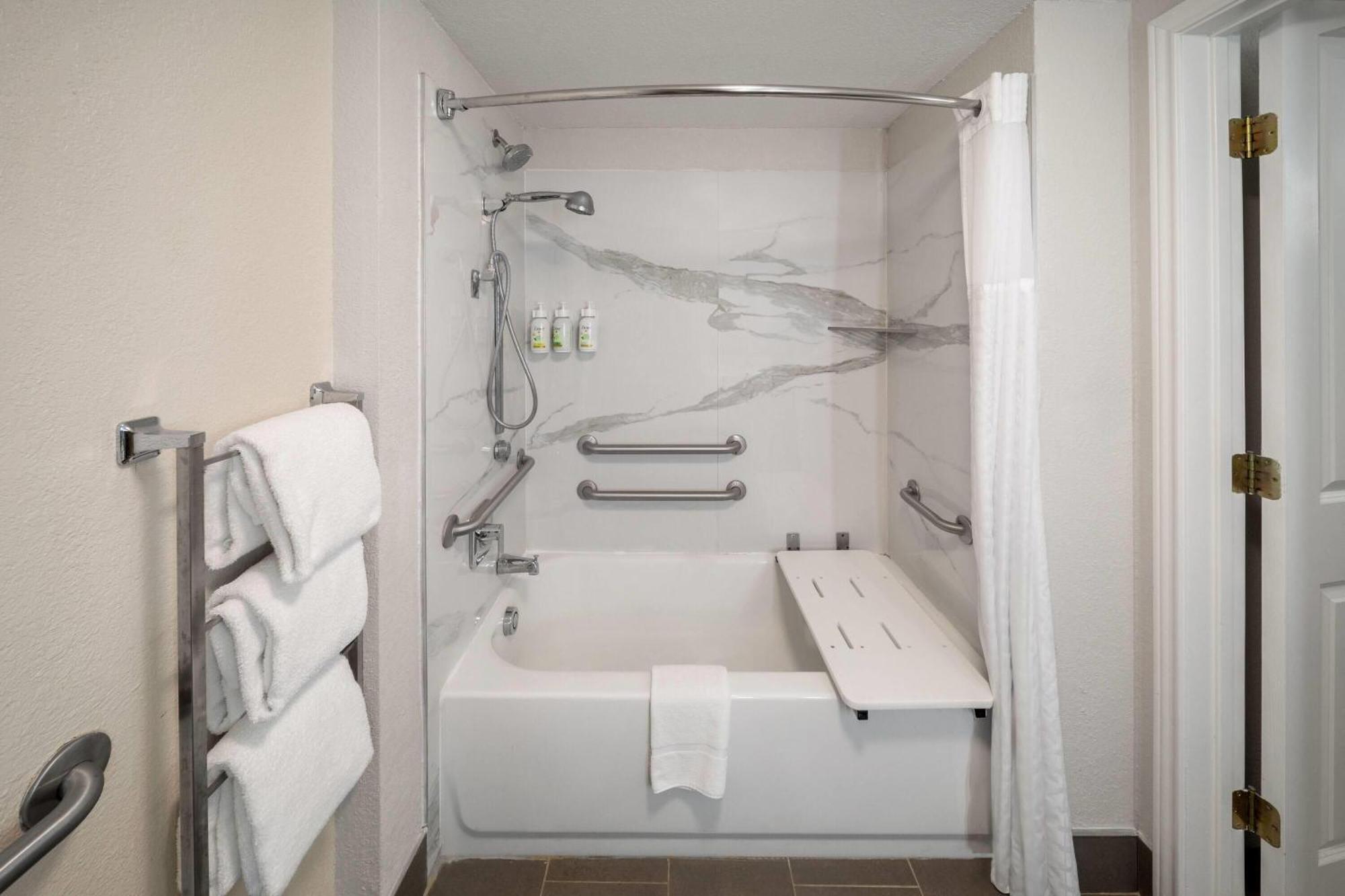 King Room with Bath Tub - Mobility/Hearing Accessible - Non-Smoking