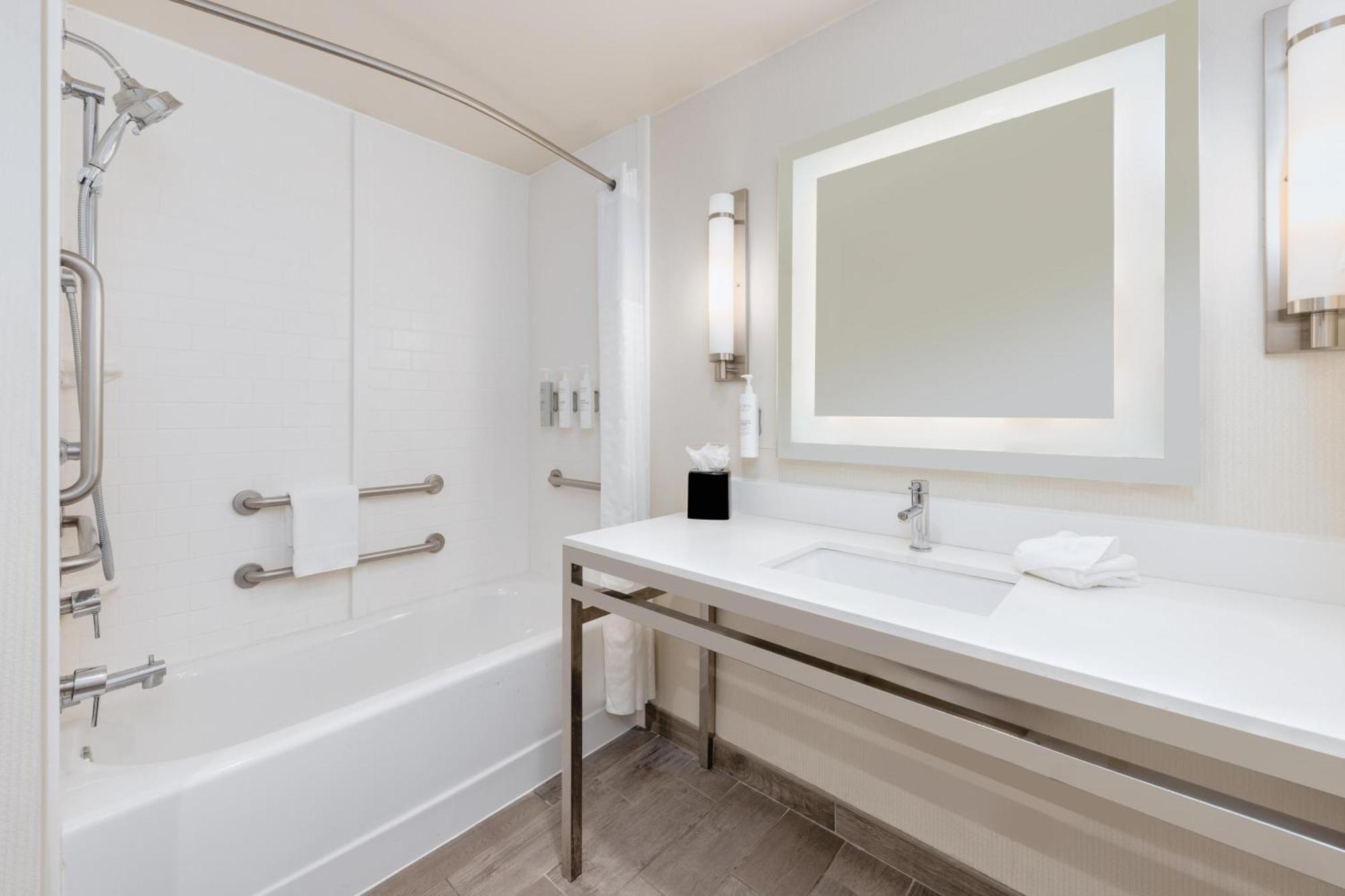 Queen Room Two Queen Beds Mobility Hearing Access