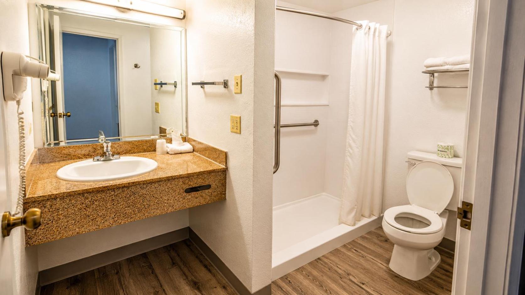 2 Full Beds Smoking Kitchenette