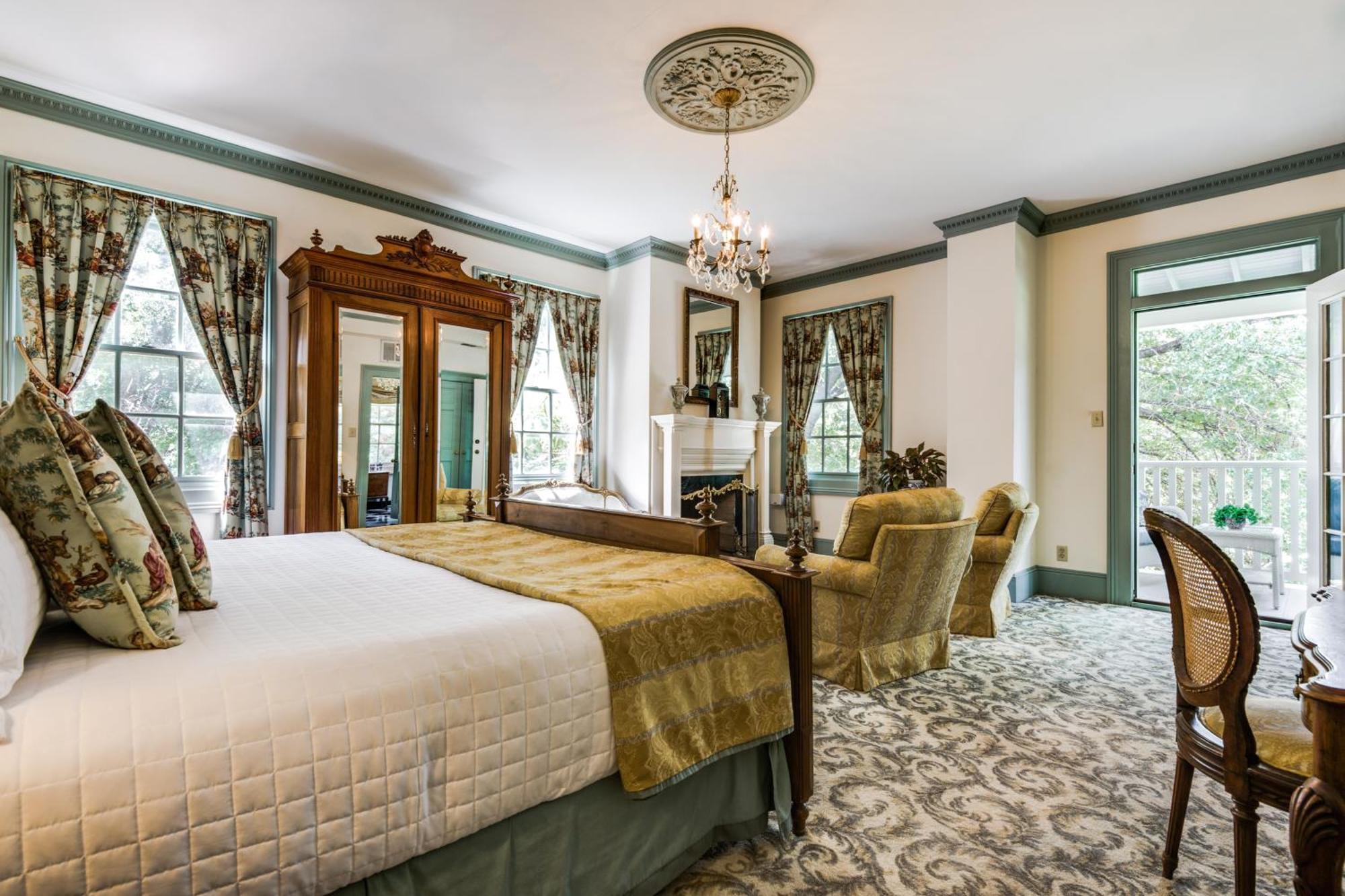 King Suite Spa Bath River View Oge House on the Riverwalk,324089749:JPEG