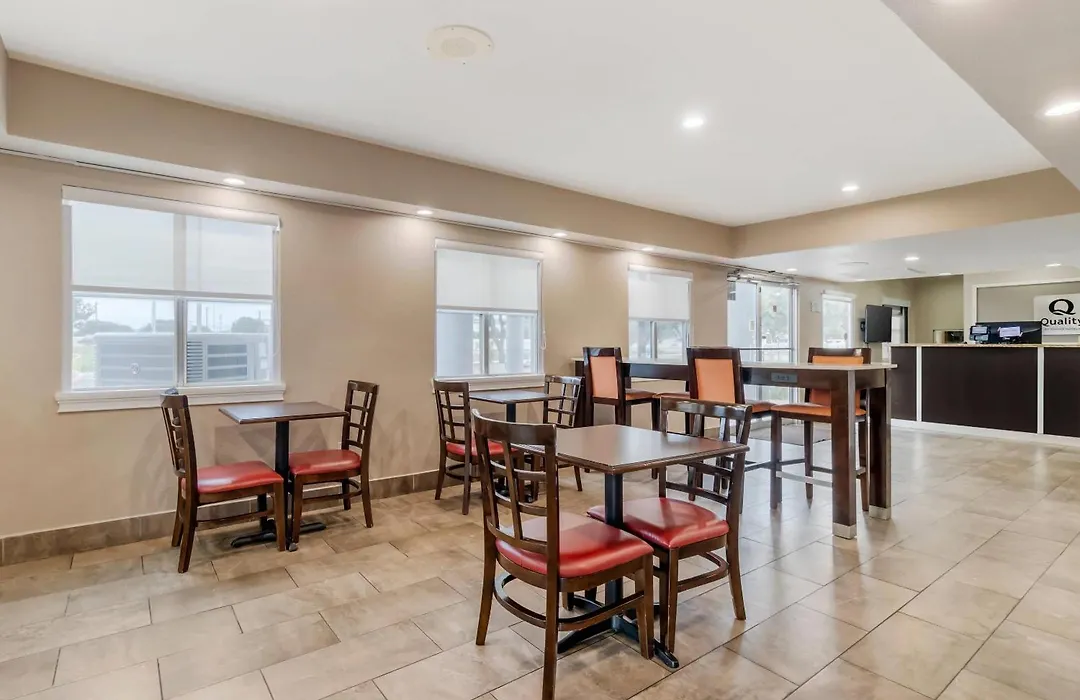 Quality Inn & Suites Near Six Flags And Medical Center-1