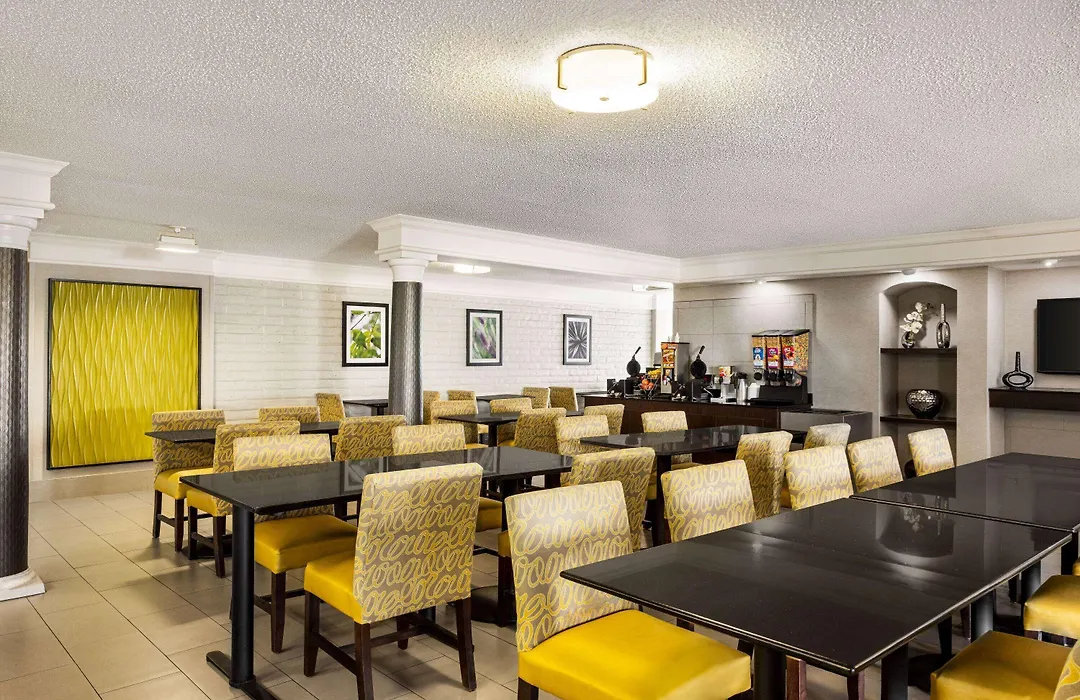La Quinta Inn By Wyndham San Antonio I-35 N At Toepperwein-1