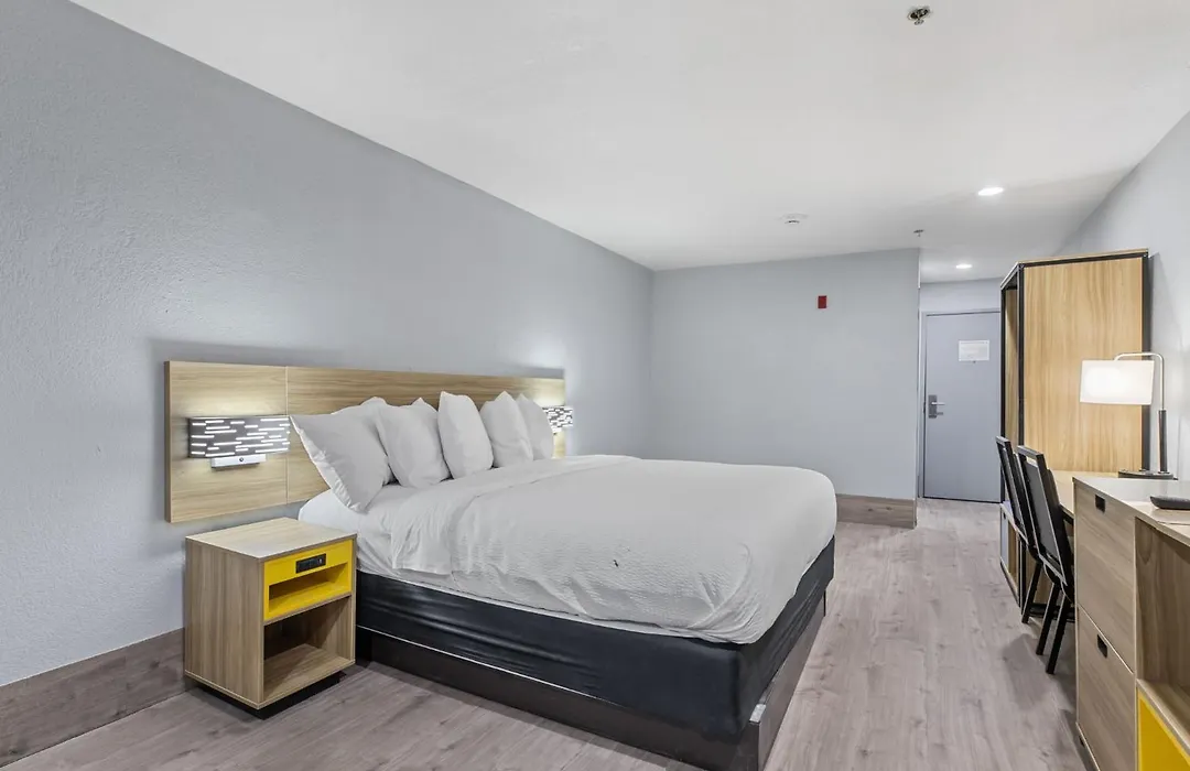Day Inn By Wyndham San Antonio Downtown-1