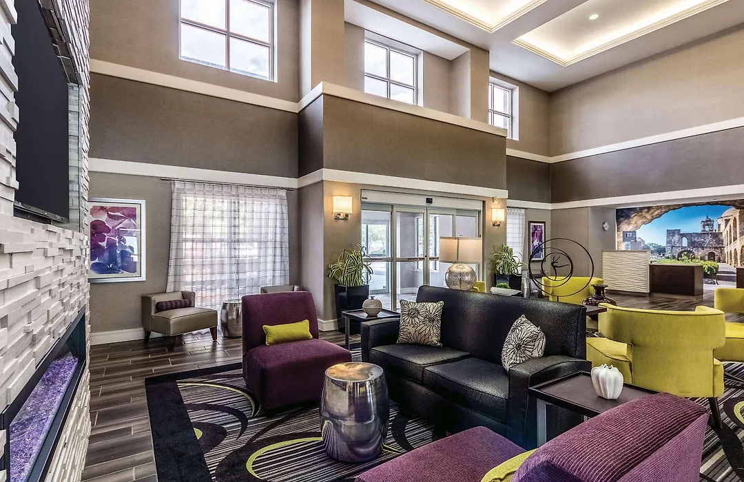 La Quinta Inn & Suites By Wyndham San Antonio Downtown-1