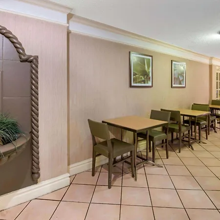 La Quinta Inn By Wyndham San Antonio Market Square-3