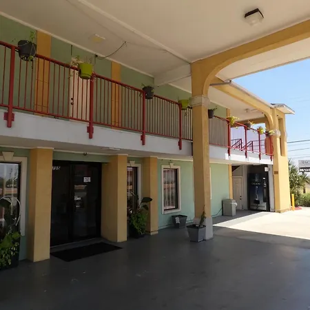 Econo Lodge Inn & Suites San Antonio Near Frost Bank Center-3