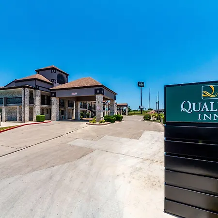 Quality Inn I-10 East Near Frost Bank Center-3