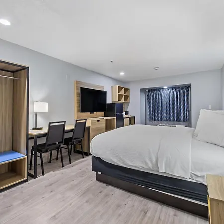 Day Inn By Wyndham San Antonio Downtown-3